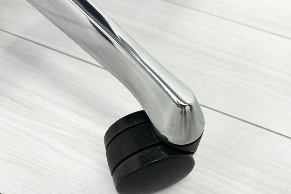 【ポリッシュ脚ピカピカ磨き有！】Baron Chair バロンチェア オカムラ ブラック 中古 固定肘 中古オフィス家具 ハイバックメッシュ 事務椅子 オフィスチェアの画像
