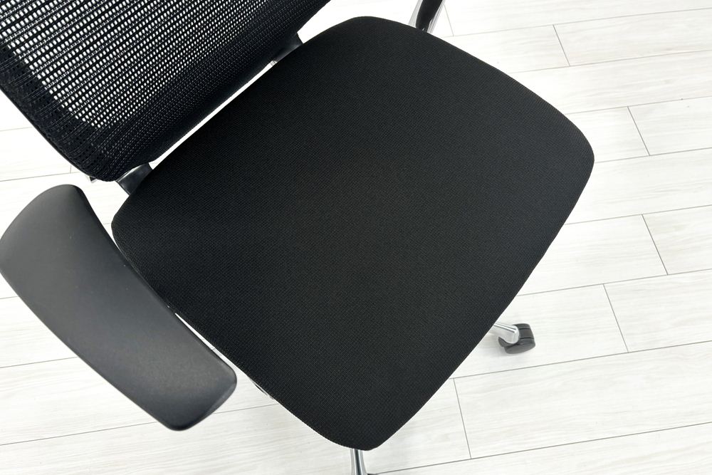 【ポリッシュ脚ピカピカ磨き有！】Baron Chair バロンチェア オカムラ ブラック 中古 固定肘 中古オフィス家具 ハイバックメッシュ 事務椅子 オフィスチェアの画像