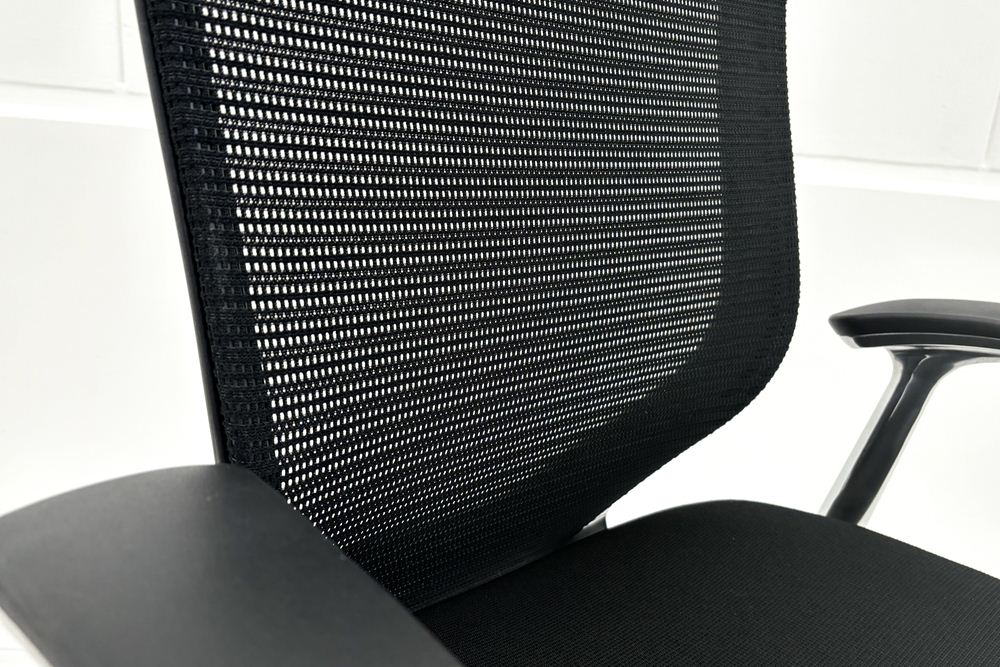 【ポリッシュ脚ピカピカ磨き有！】Baron Chair バロンチェア オカムラ ブラック 中古 固定肘 中古オフィス家具 ハイバックメッシュ 事務椅子 オフィスチェアの画像