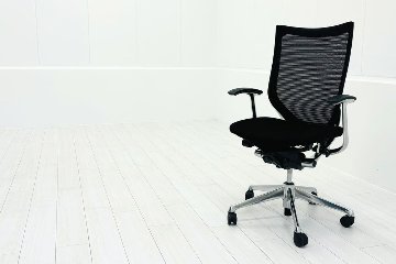 【ポリッシュ脚ピカピカ磨き有！】Baron Chair バロンチェア オカムラ ブラック 中古 固定肘 中古オフィス家具 ハイバックメッシュ 事務椅子 オフィスチェアの画像