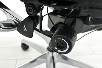 【ポリッシュ脚ピカピカ磨き有！】Baron Chair バロンチェア オカムラ ブラック 中古 固定肘 中古オフィス家具 ハイバックメッシュ 事務椅子 オフィスチェアの画像