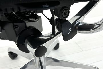 【ポリッシュ脚ピカピカ磨き有！】Baron Chair バロンチェア オカムラ ブラック 中古 固定肘 中古オフィス家具 ハイバックメッシュ 事務椅子 オフィスチェアの画像