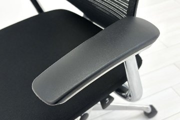【ポリッシュ脚ピカピカ磨き有！】Baron Chair バロンチェア オカムラ ブラック 中古 固定肘 中古オフィス家具 ハイバックメッシュ 事務椅子 オフィスチェアの画像