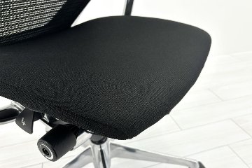 【ポリッシュ脚ピカピカ磨き有！】Baron Chair バロンチェア オカムラ ブラック 中古 固定肘 中古オフィス家具 ハイバックメッシュ 事務椅子 オフィスチェアの画像