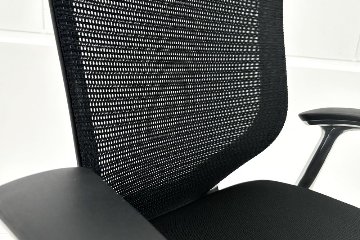 【ポリッシュ脚ピカピカ磨き有！】Baron Chair バロンチェア オカムラ ブラック 中古 固定肘 中古オフィス家具 ハイバックメッシュ 事務椅子 オフィスチェアの画像