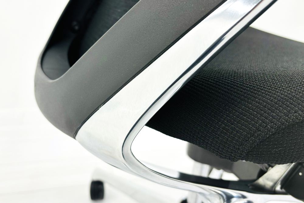 【ポリッシュ脚ピカピカ磨き有！】バロンチェア オカムラ ブラック 中古 Baron Chair 可動肘 中古オフィス家具 ローバックメッシュ 事務椅子 オフィスチェアの画像