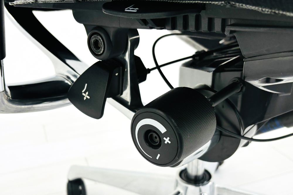 【ポリッシュ脚ピカピカ磨き有！】バロンチェア オカムラ ブラック 中古 Baron Chair 可動肘 中古オフィス家具 ローバックメッシュ 事務椅子 オフィスチェアの画像