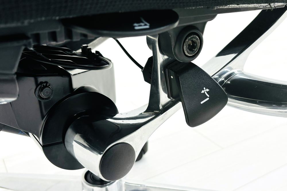 【ポリッシュ脚ピカピカ磨き有！】バロンチェア オカムラ ブラック 中古 Baron Chair 可動肘 中古オフィス家具 ローバックメッシュ 事務椅子 オフィスチェアの画像