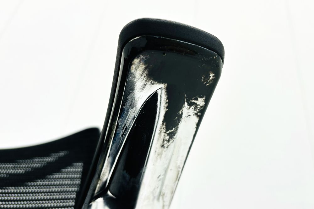 【ポリッシュ脚ピカピカ磨き有！】バロンチェア オカムラ ブラック 中古 Baron Chair 可動肘 中古オフィス家具 ローバックメッシュ 事務椅子 オフィスチェアの画像