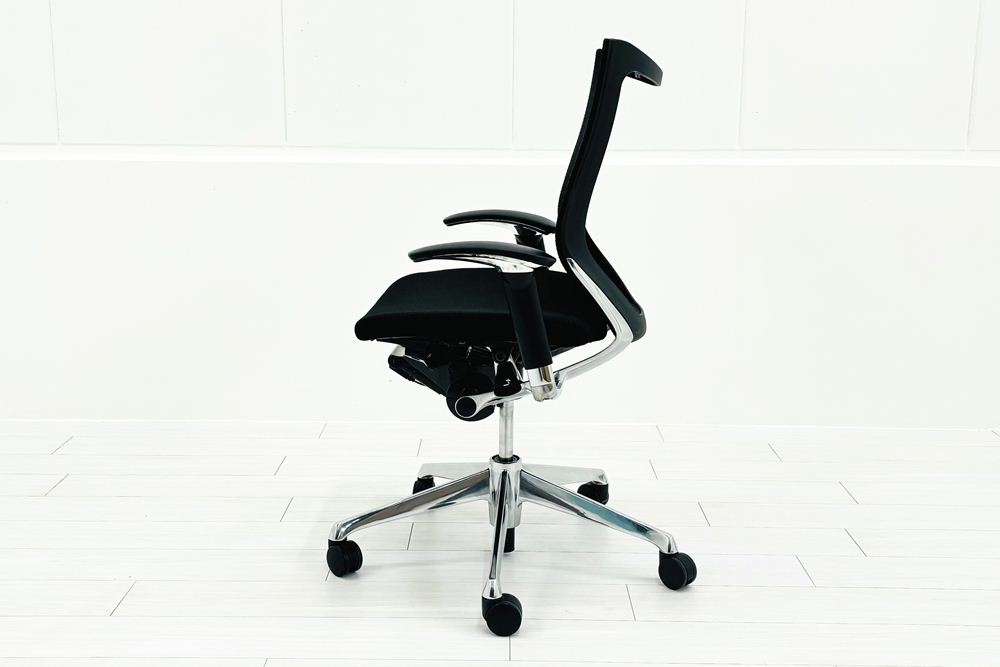 【ポリッシュ脚ピカピカ磨き有！】バロンチェア オカムラ ブラック 中古 Baron Chair 可動肘 中古オフィス家具 ローバックメッシュ 事務椅子 オフィスチェアの画像