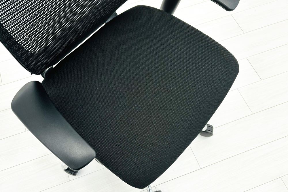 【ポリッシュ脚ピカピカ磨き有！】バロンチェア オカムラ ブラック 中古 Baron Chair 可動肘 中古オフィス家具 ローバックメッシュ 事務椅子 オフィスチェアの画像