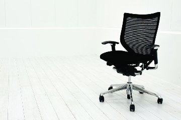 【ポリッシュ脚ピカピカ磨き有！】バロンチェア オカムラ ブラック 中古 Baron Chair 可動肘 中古オフィス家具 ローバックメッシュ 事務椅子 オフィスチェアの画像