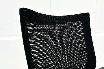 【ポリッシュ脚ピカピカ磨き有！】バロンチェア オカムラ ブラック 中古 Baron Chair 可動肘 中古オフィス家具 ローバックメッシュ 事務椅子 オフィスチェアの画像