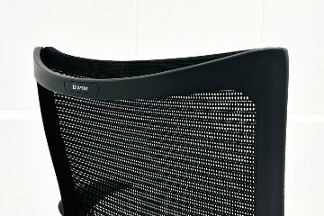 【ポリッシュ脚ピカピカ磨き有！】バロンチェア オカムラ ブラック 中古 Baron Chair 可動肘 中古オフィス家具 ローバックメッシュ 事務椅子 オフィスチェアの画像