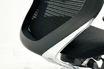 【ポリッシュ脚ピカピカ磨き有！】バロンチェア オカムラ ブラック 中古 Baron Chair 可動肘 中古オフィス家具 ローバックメッシュ 事務椅子 オフィスチェアの画像