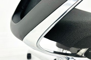【ポリッシュ脚ピカピカ磨き有！】バロンチェア オカムラ ブラック 中古 Baron Chair 可動肘 中古オフィス家具 ローバックメッシュ 事務椅子 オフィスチェアの画像