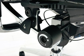 【ポリッシュ脚ピカピカ磨き有！】バロンチェア オカムラ ブラック 中古 Baron Chair 可動肘 中古オフィス家具 ローバックメッシュ 事務椅子 オフィスチェアの画像