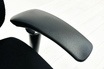 【ポリッシュ脚ピカピカ磨き有！】バロンチェア オカムラ ブラック 中古 Baron Chair 可動肘 中古オフィス家具 ローバックメッシュ 事務椅子 オフィスチェアの画像
