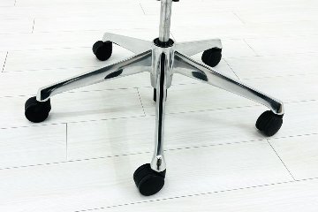 【ポリッシュ脚ピカピカ磨き有！】バロンチェア オカムラ ブラック 中古 Baron Chair 可動肘 中古オフィス家具 ローバックメッシュ 事務椅子 オフィスチェアの画像