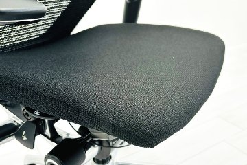 【ポリッシュ脚ピカピカ磨き有！】バロンチェア オカムラ ブラック 中古 Baron Chair 可動肘 中古オフィス家具 ローバックメッシュ 事務椅子 オフィスチェアの画像