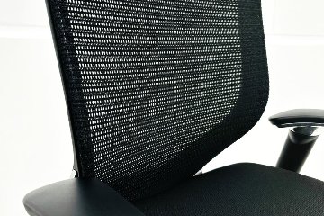 【ポリッシュ脚ピカピカ磨き有！】バロンチェア オカムラ ブラック 中古 Baron Chair 可動肘 中古オフィス家具 ローバックメッシュ 事務椅子 オフィスチェアの画像