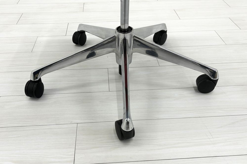 バロンチェア 中古 オカムラ Baron 可動肘 ハイバック 中古オフィス家具 中古オフィスチェア 事務椅子 メッシュチェア レッドの画像