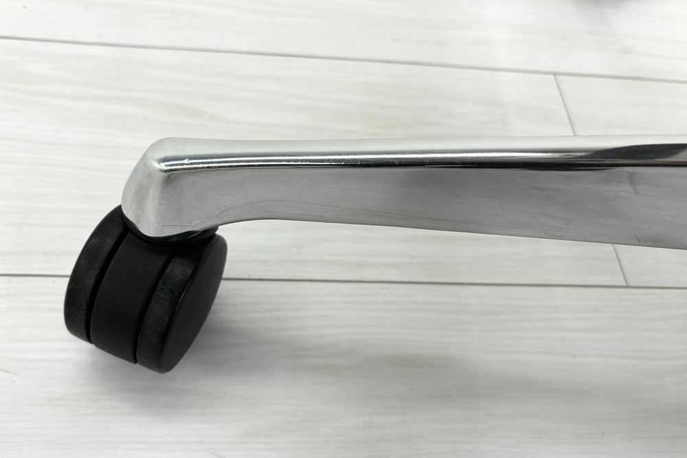 バロンチェア 中古 オカムラ Baron 可動肘 ハイバック 中古オフィス家具 中古オフィスチェア 事務椅子 メッシュチェア レッドの画像