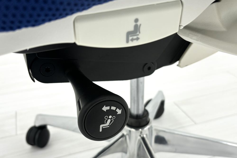 【ポリッシュ脚ピカピカ磨き有！】オカムラ シルフィーチェア 中古 2020年製 ハイバック 可動肘 OKAMURA Sylphy クッション 中古オフィス家具 C685BW-FMP3 ミディアムブルーの画像