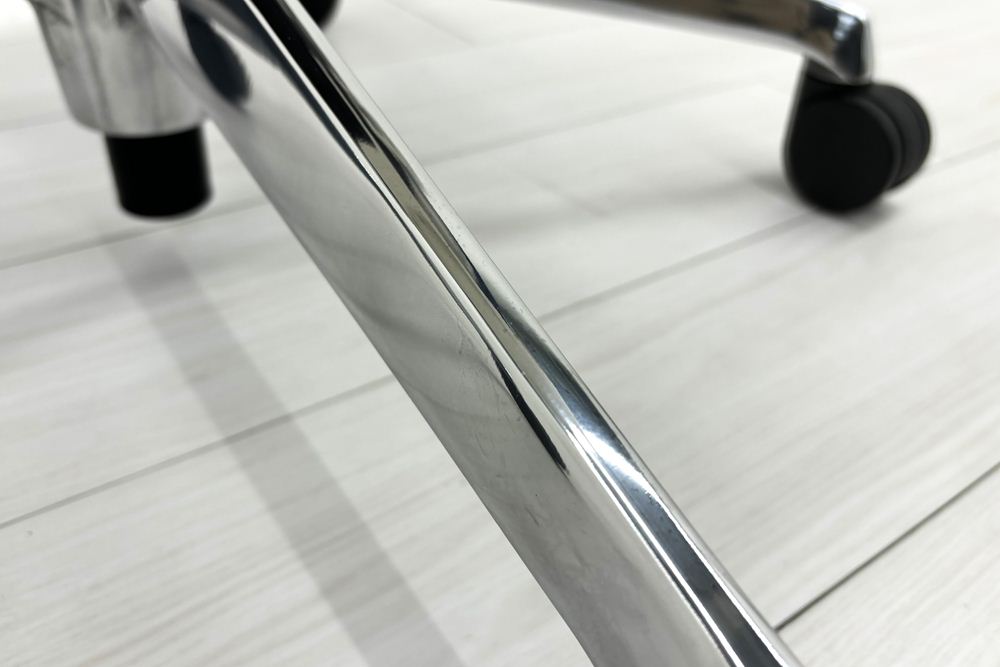 【ポリッシュ脚ピカピカ磨き有！】オカムラ シルフィーチェア 中古 2020年製 ハイバック 可動肘 OKAMURA Sylphy クッション 中古オフィス家具 C685BW-FMP3 ミディアムブルーの画像