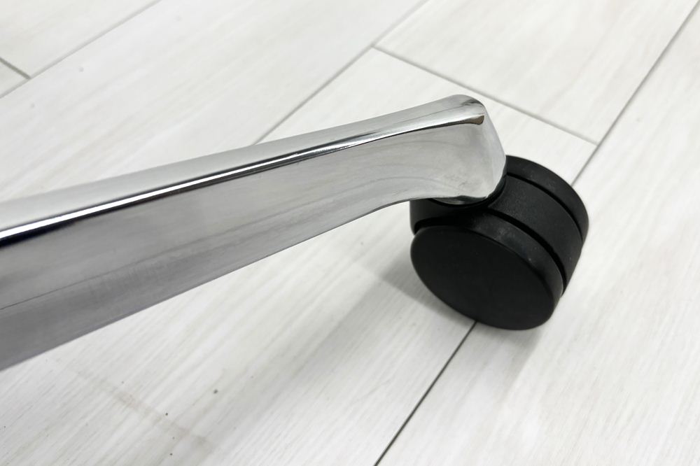 【ポリッシュ脚ピカピカ磨き有！】オカムラ シルフィーチェア 中古 2020年製 ハイバック 可動肘 OKAMURA Sylphy クッション 中古オフィス家具 C685BW-FMP3 ミディアムブルーの画像