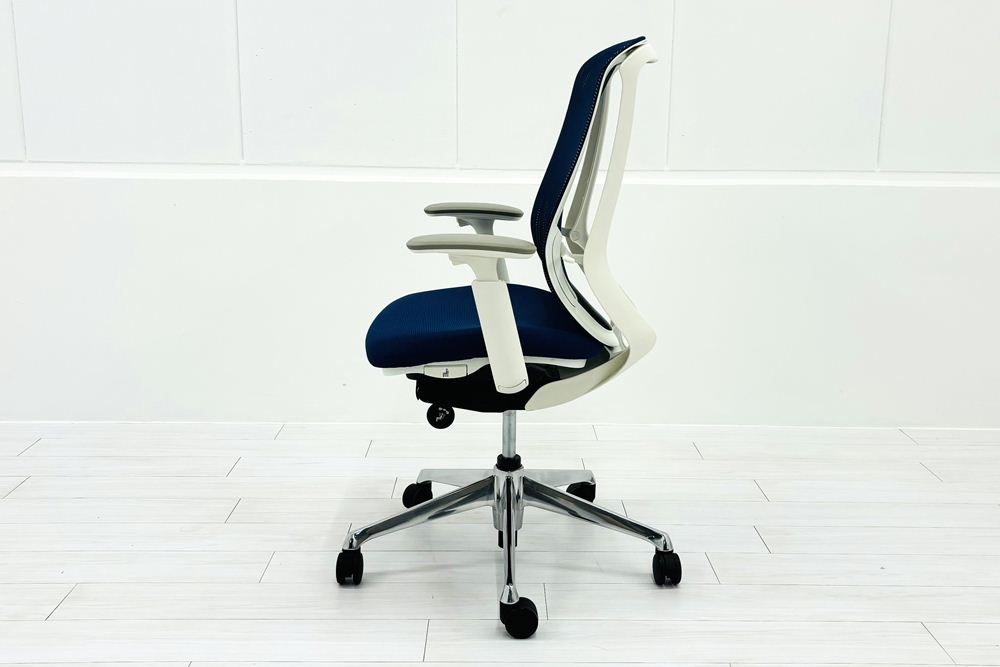 【ポリッシュ脚ピカピカ磨き有！】オカムラ シルフィーチェア 中古 2020年製 ハイバック 可動肘 OKAMURA Sylphy クッション 中古オフィス家具 C685BW-FMP3 ミディアムブルーの画像