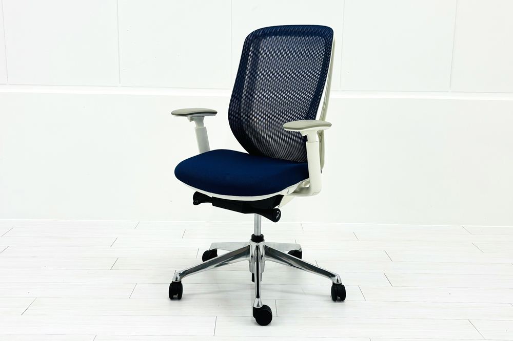 【ポリッシュ脚ピカピカ磨き有！】オカムラ シルフィーチェア 中古 2020年製 ハイバック 可動肘 OKAMURA Sylphy クッション 中古オフィス家具 C685BW-FMP3 ミディアムブルーの画像