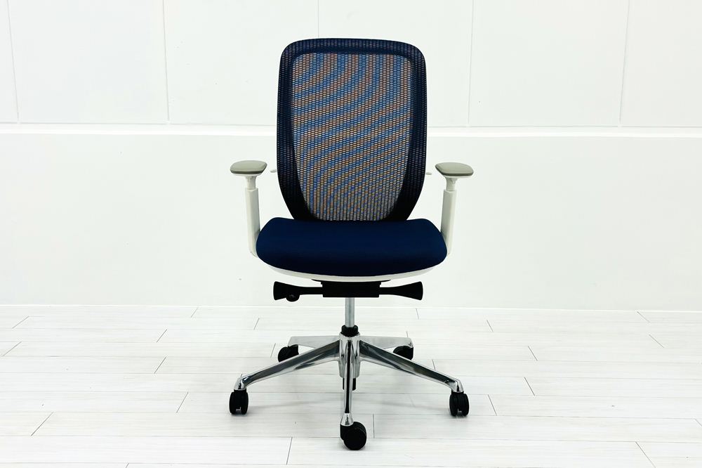 【ポリッシュ脚ピカピカ磨き有！】オカムラ シルフィーチェア 中古 2020年製 ハイバック 可動肘 OKAMURA Sylphy クッション 中古オフィス家具 C685BW-FMP3 ミディアムブルーの画像