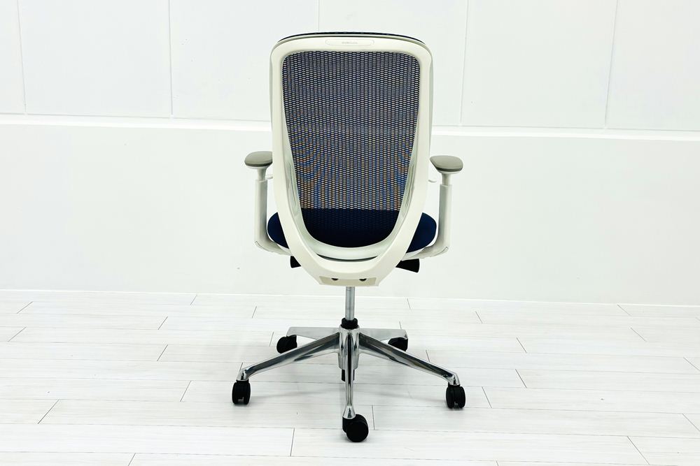 【ポリッシュ脚ピカピカ磨き有！】オカムラ シルフィーチェア 中古 2020年製 ハイバック 可動肘 OKAMURA Sylphy クッション 中古オフィス家具 C685BW-FMP3 ミディアムブルーの画像