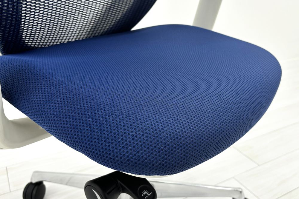 【ポリッシュ脚ピカピカ磨き有！】オカムラ シルフィーチェア 中古 2020年製 ハイバック 可動肘 OKAMURA Sylphy クッション 中古オフィス家具 C685BW-FMP3 ミディアムブルーの画像