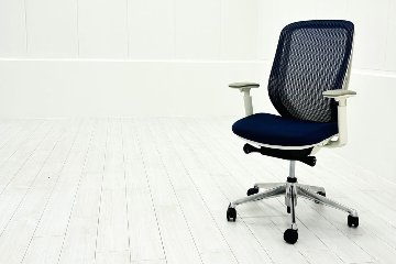 【ポリッシュ脚ピカピカ磨き有！】オカムラ シルフィーチェア 中古 2020年製 ハイバック 可動肘 OKAMURA Sylphy クッション 中古オフィス家具 C685BW-FMP3 ミディアムブルーの画像