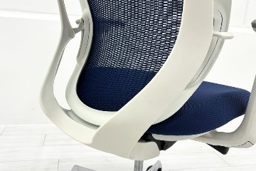 【ポリッシュ脚ピカピカ磨き有！】オカムラ シルフィーチェア 中古 2020年製 ハイバック 可動肘 OKAMURA Sylphy クッション 中古オフィス家具 C685BW-FMP3 ミディアムブルーの画像