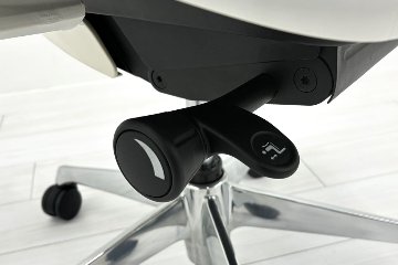 【ポリッシュ脚ピカピカ磨き有！】オカムラ シルフィーチェア 中古 2020年製 ハイバック 可動肘 OKAMURA Sylphy クッション 中古オフィス家具 C685BW-FMP3 ミディアムブルーの画像