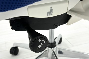 【ポリッシュ脚ピカピカ磨き有！】オカムラ シルフィーチェア 中古 2020年製 ハイバック 可動肘 OKAMURA Sylphy クッション 中古オフィス家具 C685BW-FMP3 ミディアムブルーの画像