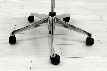 【ポリッシュ脚ピカピカ磨き有！】オカムラ シルフィーチェア 中古 2020年製 ハイバック 可動肘 OKAMURA Sylphy クッション 中古オフィス家具 C685BW-FMP3 ミディアムブルーの画像