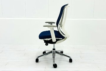 【ポリッシュ脚ピカピカ磨き有！】オカムラ シルフィーチェア 中古 2020年製 ハイバック 可動肘 OKAMURA Sylphy クッション 中古オフィス家具 C685BW-FMP3 ミディアムブルーの画像