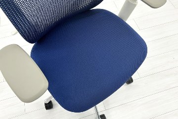 【ポリッシュ脚ピカピカ磨き有！】オカムラ シルフィーチェア 中古 2020年製 ハイバック 可動肘 OKAMURA Sylphy クッション 中古オフィス家具 C685BW-FMP3 ミディアムブルーの画像
