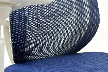 【ポリッシュ脚ピカピカ磨き有！】オカムラ シルフィーチェア 中古 2020年製 ハイバック 可動肘 OKAMURA Sylphy クッション 中古オフィス家具 C685BW-FMP3 ミディアムブルーの画像