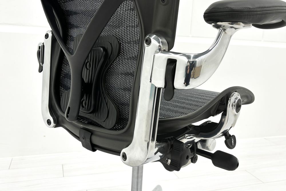 【ポリッシュ脚ピカピカ磨き有！】アーロンチェア 中古 Bサイズ フル装備 タキシードメッシュ ハーマンミラー 肘レバー アルミ脚 レザーアーム Herman Miller Aeron Chairの画像