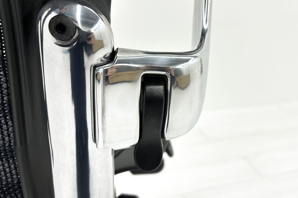 【ポリッシュ脚ピカピカ磨き有！】アーロンチェア 中古 Bサイズ フル装備 タキシードメッシュ ハーマンミラー 肘レバー アルミ脚 レザーアーム Herman Miller Aeron Chairの画像