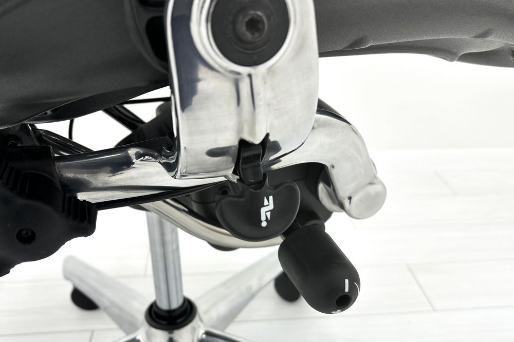 【ポリッシュ脚ピカピカ磨き有！】アーロンチェア 中古 Bサイズ フル装備 タキシードメッシュ ハーマンミラー 肘レバー アルミ脚 レザーアーム Herman Miller Aeron Chairの画像