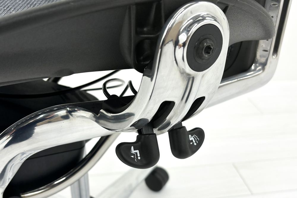 【ポリッシュ脚ピカピカ磨き有！】アーロンチェア 中古 Bサイズ フル装備 タキシードメッシュ ハーマンミラー 肘レバー アルミ脚 レザーアーム Herman Miller Aeron Chairの画像