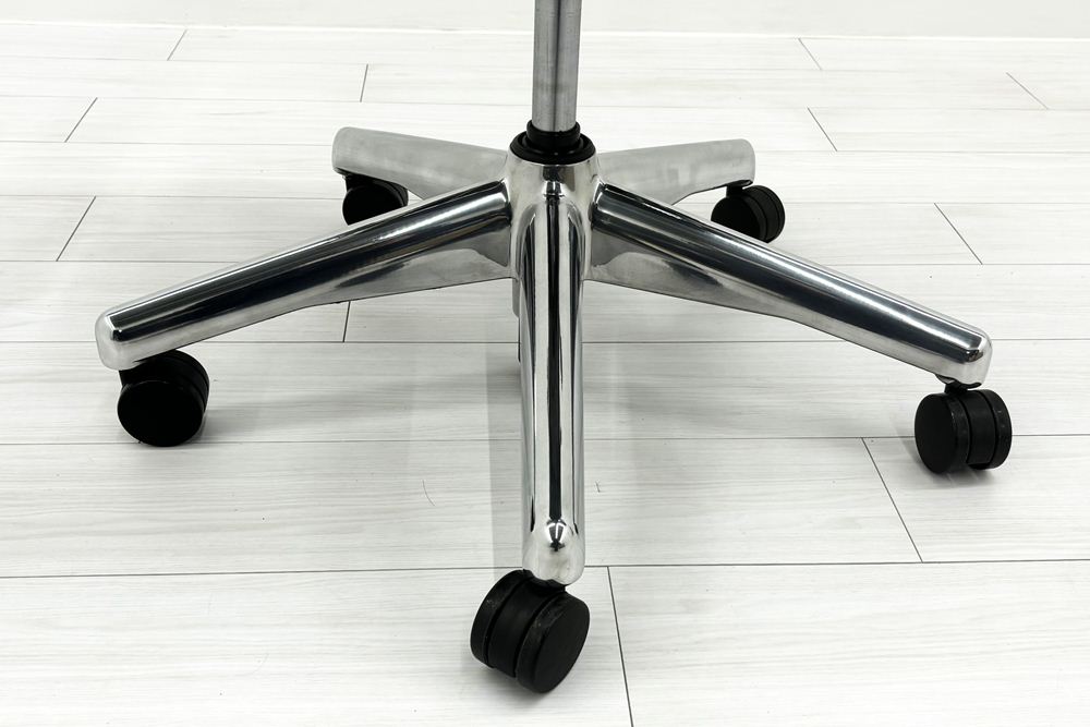 【ポリッシュ脚ピカピカ磨き有！】アーロンチェア 中古 Bサイズ フル装備 タキシードメッシュ ハーマンミラー 肘レバー アルミ脚 レザーアーム Herman Miller Aeron Chairの画像