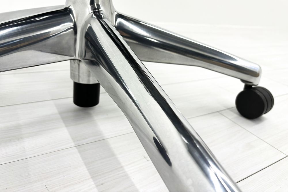 【ポリッシュ脚ピカピカ磨き有！】アーロンチェア 中古 Bサイズ フル装備 タキシードメッシュ ハーマンミラー 肘レバー アルミ脚 レザーアーム Herman Miller Aeron Chairの画像