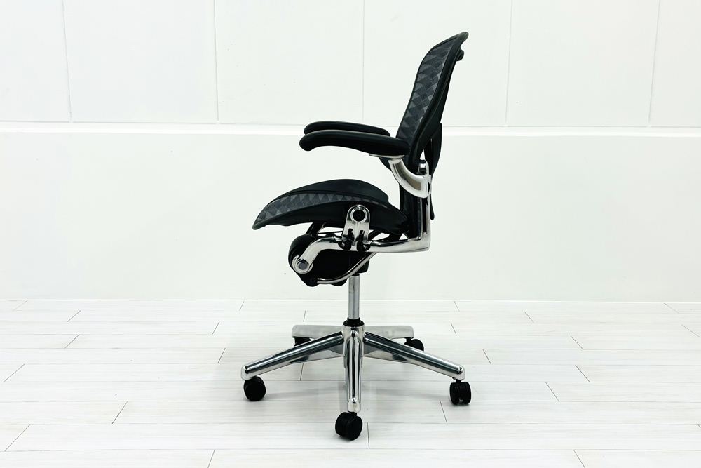 【ポリッシュ脚ピカピカ磨き有！】アーロンチェア 中古 Bサイズ フル装備 タキシードメッシュ ハーマンミラー 肘レバー アルミ脚 レザーアーム Herman Miller Aeron Chairの画像